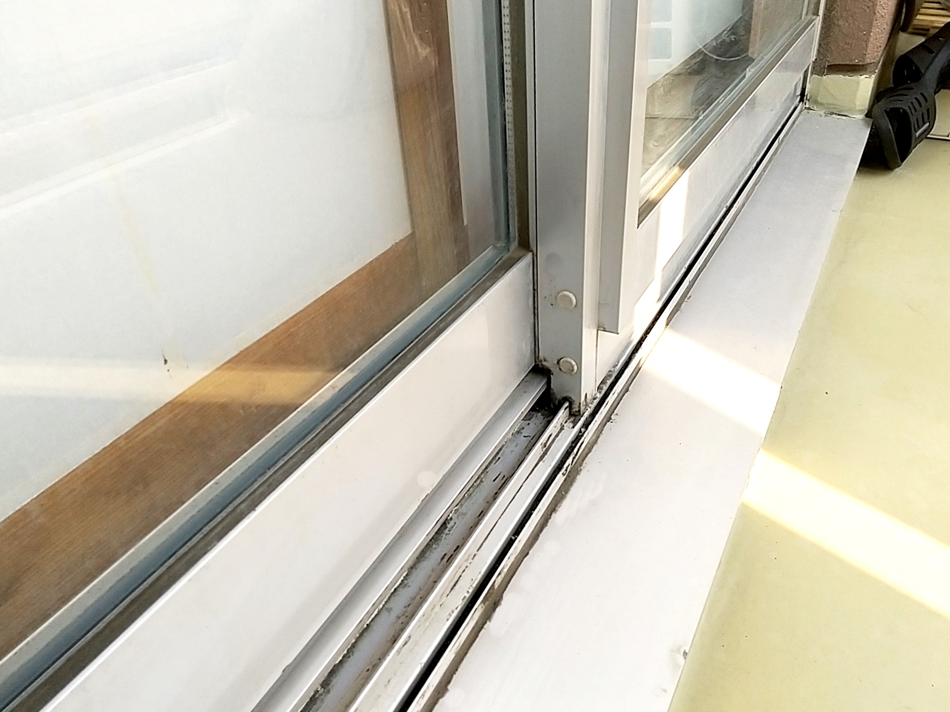 白河リペアナビ　アルミサッシのキズイメージ画像