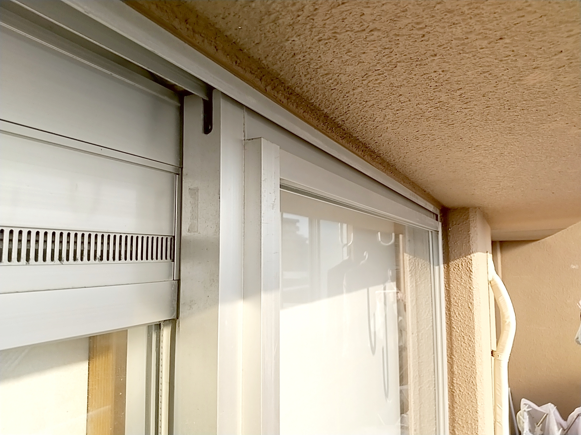 白河リペアナビ　光の当たったアルミサッシイメージ画像