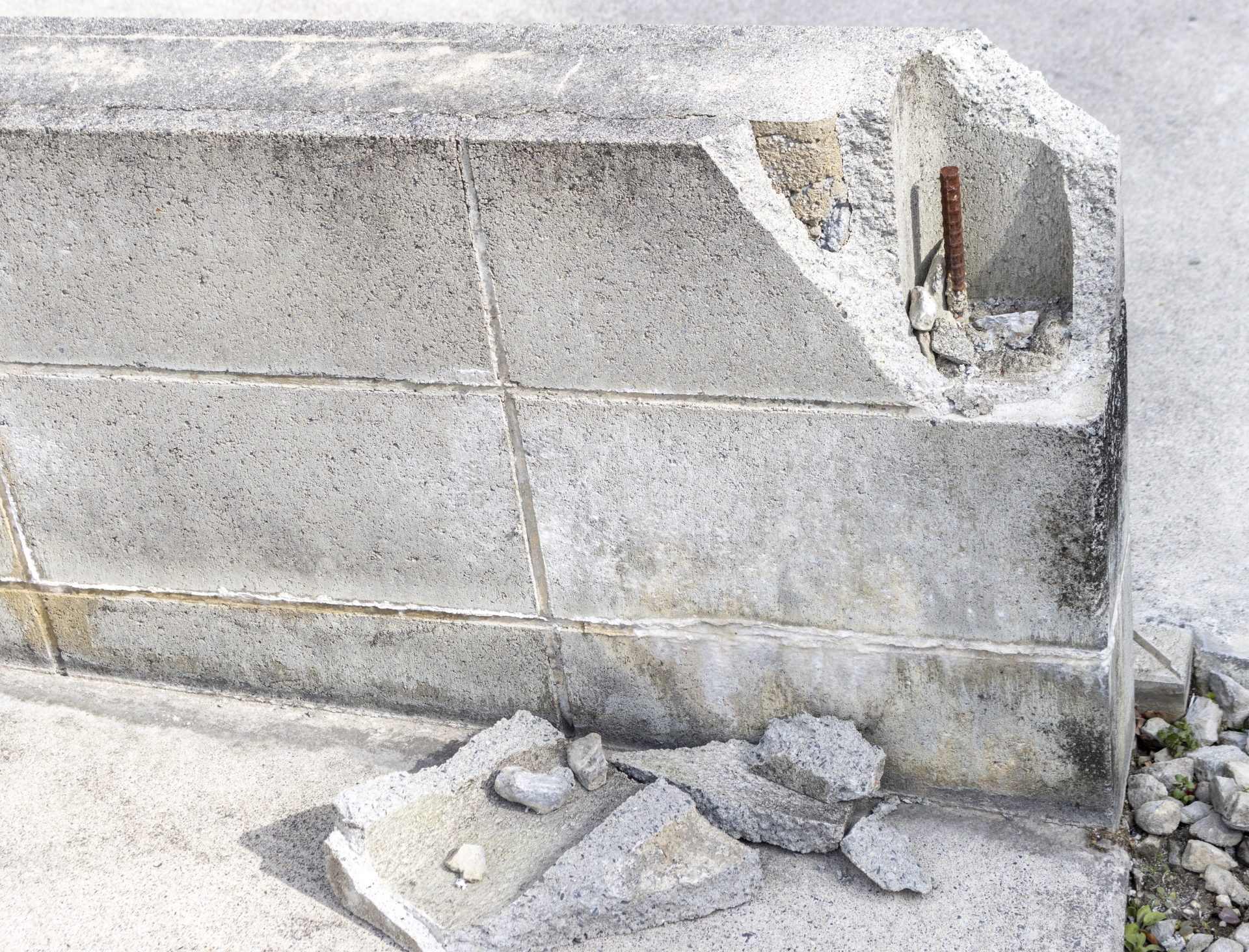 福島リペア-床鳴り・建具・アルミサッシ等住まいのキズ補修なら　ブロック塀傷イメージ画像