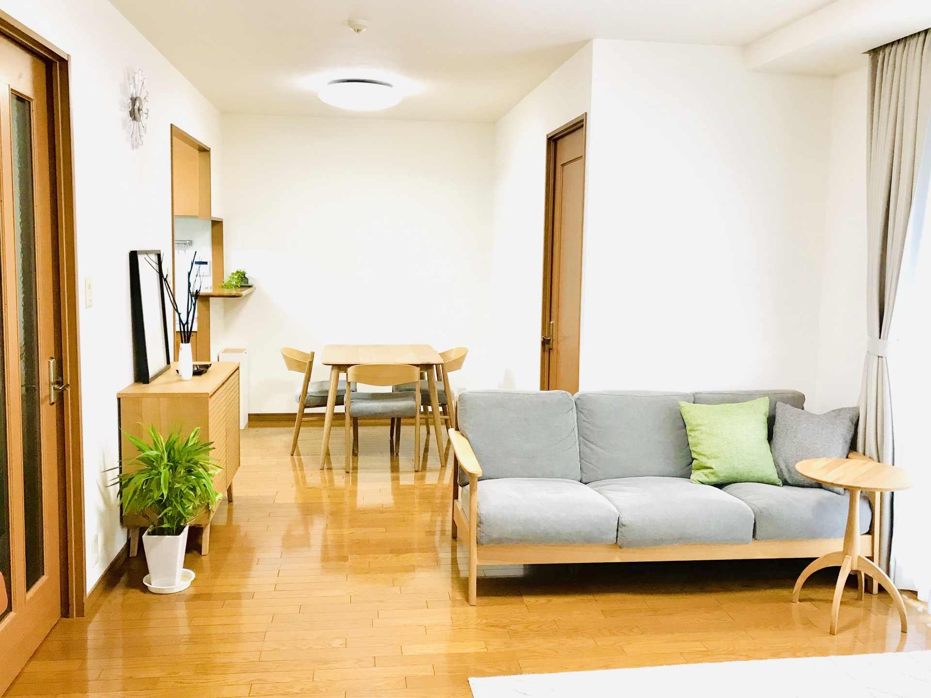 福島リペア-床鳴り・建具・アルミサッシ等住まいのキズ補修なら　「いわきリペアナビ」紹介　明るいリビングイメージ画像