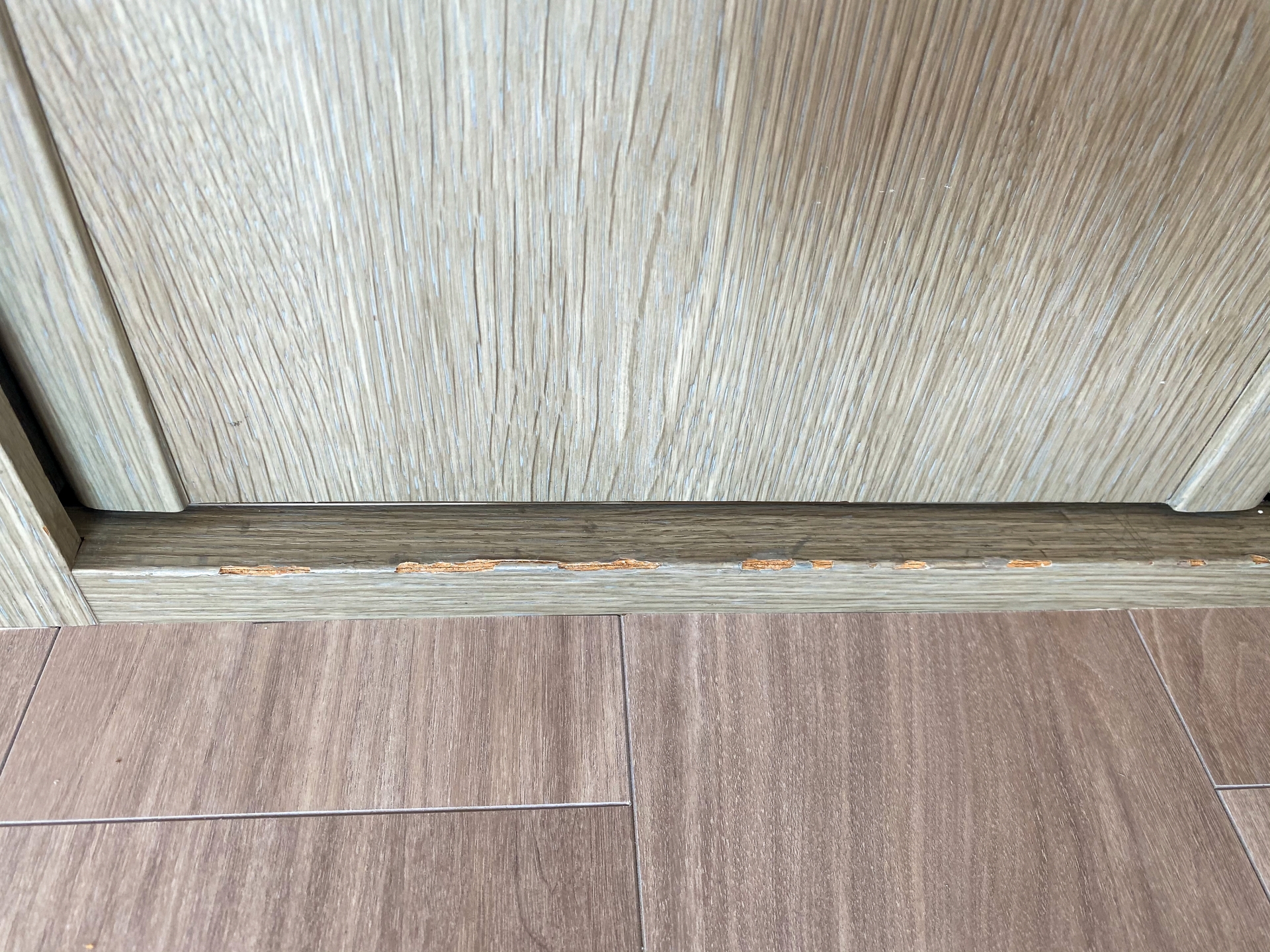 福島リペア-床鳴り・建具・アルミサッシ等住まいのキズ補修なら　建具キズイメージ画像