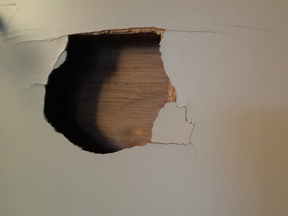 福島リペア-床鳴り・建具・アルミサッシ等住まいのキズ補修なら　「いわきリペアナビ」紹介　建具穴イメージ画像