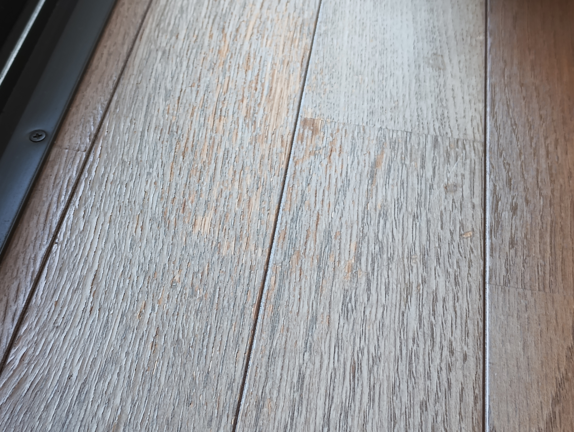 福島リペア-床鳴り・建具・アルミサッシ等住まいのキズ補修なら　フローリングの色褪せイメージ画像